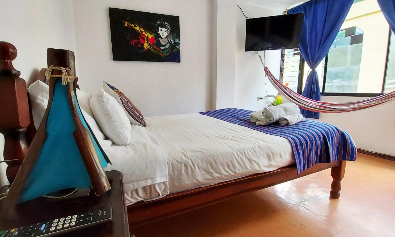 Erupcion Art Hotel & Hostel 바뇨스 외부 사진