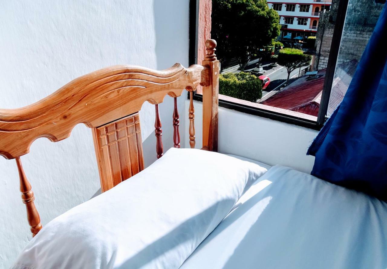 Erupcion Art Hotel & Hostel 바뇨스 외부 사진